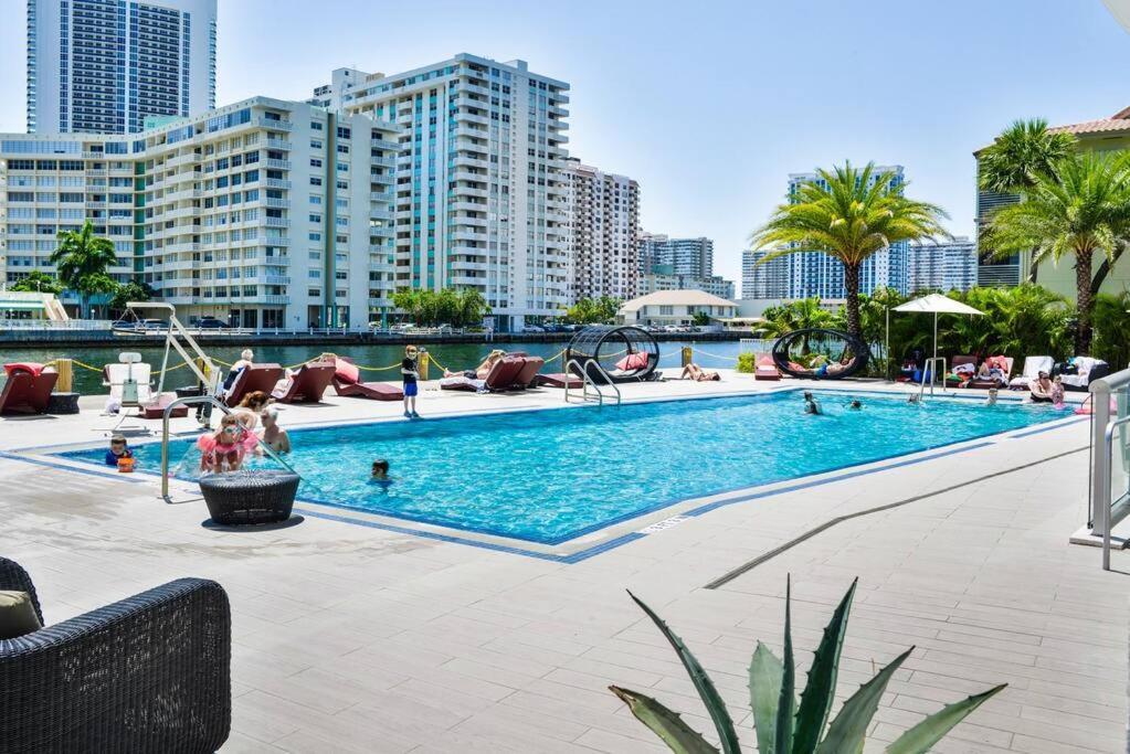 Cozy 1Br Condo Beachwalk Resort Hallandale Beach Esterno foto